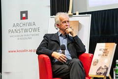 Krzysztof Urbanowicz na scenie.