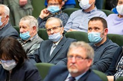 Słuchacze podczas wydarzenia, w centralnej części zdjęcia Eugeniusz Żuber Honorowy Obywatel Koszalin