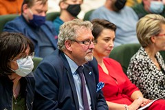 Widownia, od lewej: bibliotekarka Wioletta Nyc, Zastępca Prezydenta Miasta Koszalina Przemysław Krzy