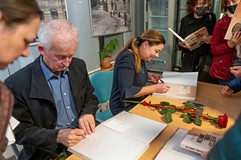 Autorzy wydawnictwa Krzysztof Urbanowicz i Dorota Cywińska składają autografy w publikacji.