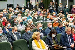 Widok widowni, licznie zgromadzeni uczestnicy wydarzenia.