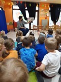 Głośne czytanie w przedszkolu dzieciom książki pt. 