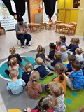 Bibliotekarka prezentuje przedszkolakom książkę Anity Głowińskiej 