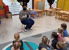 Na zdjęciu bibliotekarka promująca akcję 