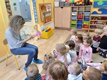 3- latki podczas słuchania opowiadania  