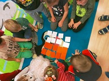 5-latki tworzą flagę