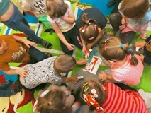 Dzieci układają z puzzli godło Polski