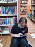 Lenka pracuje nad swoim artykułem