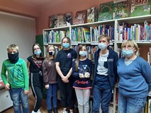 Zdjęcie pamiątkowe z nagrodą Prezydenta Miasta Koszalina