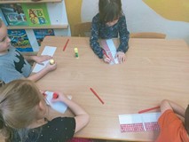 Przedszkolaki podczas ozdabiania flagi.