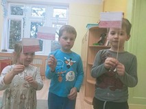 Dzieci z własnoręcznie robionymi flagami.