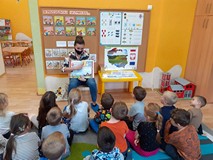 Kotki słuchają opowiadania o Bieliku