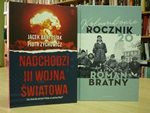 na zdjęciu stoją dwie książki: 