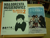 na stole leżą książki: 