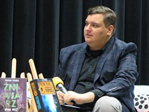 Prowadzący Piotr Furtak.
