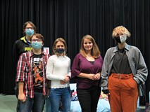 Zdjęcie pamiątkowe MDKK z pisarką Pauliną Hendel