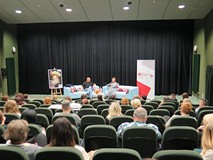 Widok na scenę z perspektywy publiczności.