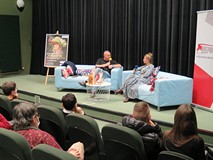 Piotr Pawłowski zadaje pytanie autorce Joannie Bator.