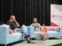 Joanna Bator odpowiada na pytanie prowadzącego.