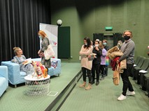 Joanna Bator podczas rozdawania autografów.