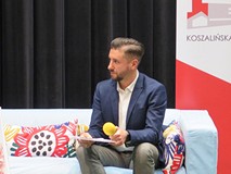 Prowadzący Tomasz Tran.