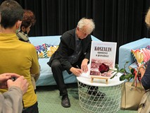 Krzysztof Urbanowicz rozdaje autografy.