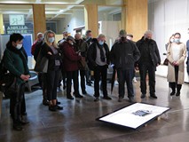Goście podczas oglądania wystawy Grzegorza Otulakowskiego.