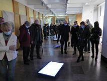 Goście podczas oglądania wystawy Grzegorza Otulakowskiego.