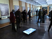 Goście podczas oglądania wystawy Grzegorza Otulakowskiego.