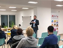 Paweł Kazimierski prezentuje jedno z podłoży do roślin.