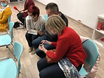 Uczestnicy próbują odgadnąć, jaka mieszanka podłoży została im przekazana przez prowadzącego.