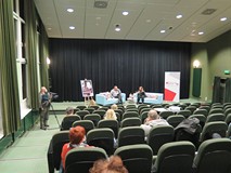 Piotr Pawłowski i Angelika Kuźniak podczas dyskusji - widok na całą salę.