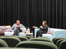 Piotr Pawłowski i Angelika Kuźniak podczas dyskusji -zbliżenie.