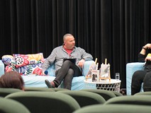 Piotr Pawłowski podczas zadawania pytania.