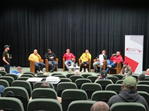 Jeden z artystów odpowiada na pytanie prowadzącego.