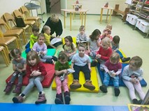 Dzieci w trakcie słuchania opowiadania