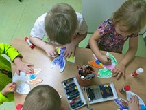 Dzieci kolorują aniołki