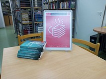 Na stole stoi książka Urszuli Ryciak 