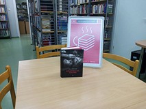 Na stole stoi książka Urszuli Ryciak 