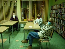 na zdjęciu uczestnicy spotkania, siedzą przy stole i rozmawiają