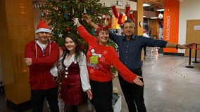 Pracownicy KBP przy choince.