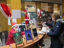 Św. Mikołaj wypożycza książki.