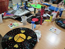 Zegary z płyt winylowych.