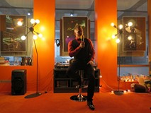 Bartosz Czaja na scenie Mediateki.