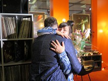 Izabela Rogowska przyjmuje gratulacje od Marcina Napierały.