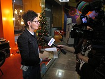 Kierowniczka Mediateki Małgorzata Weiss udziela wywiadu lokalnym mediom