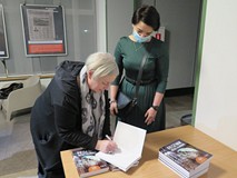 Greta Grabowska podpisuje Rocznik Koszaliński.