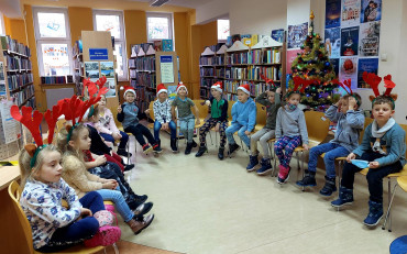 Grupa Biedronek z Przedszkola nr 19 w Koszalinie grzecznie czeka na rozpoczęcie zajęć w...