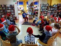 Pani Gosia czyta i pokazuje ilustracje w książeczce pt. Święta pana Misia