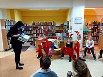 Pani Wiola prezentuje przedszkolakom świąteczne książeczki z naszych zbiorów.